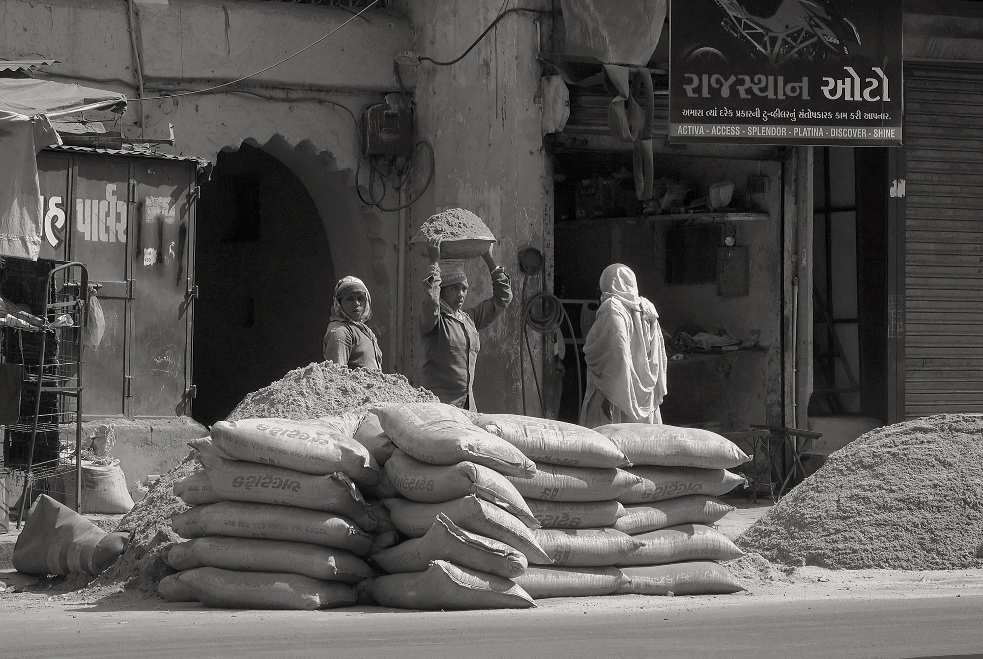 Christoph Radke, India, Ahmedabad, Frauen leisten schwere Arbeit auf einer Baustelle, 2020
